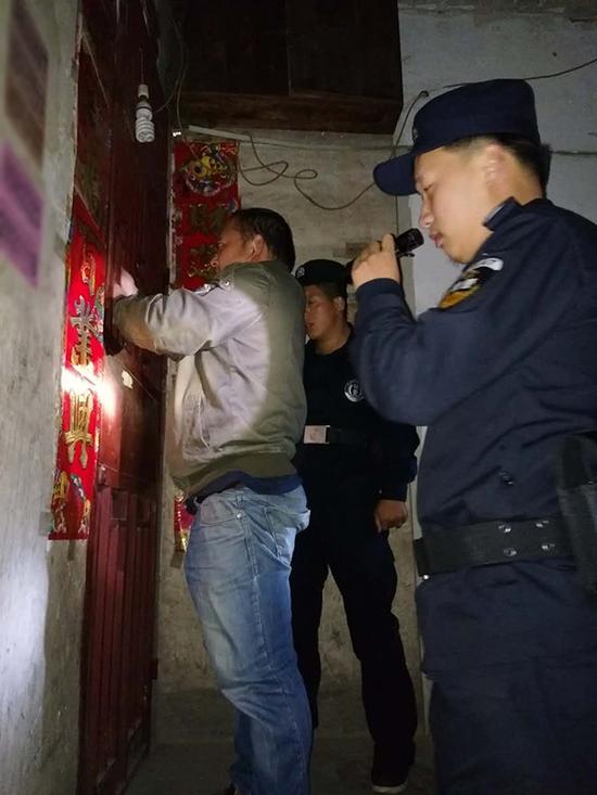 红河粗心妈妈误将幼女锁家中 